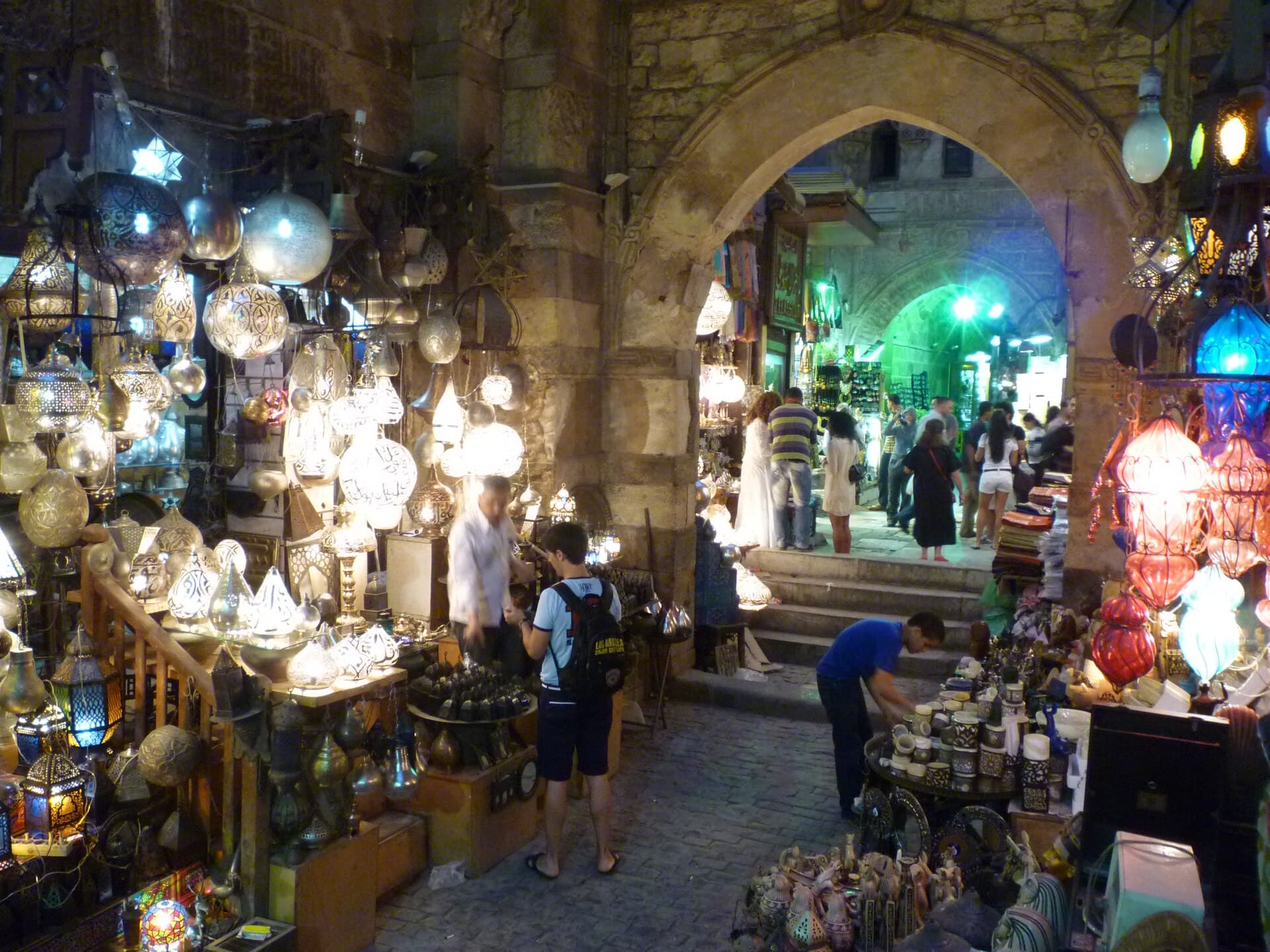 Ein Laden voller bunt leuchtender Laternen unter einem Steinbogen im Khan el-Khalili.
