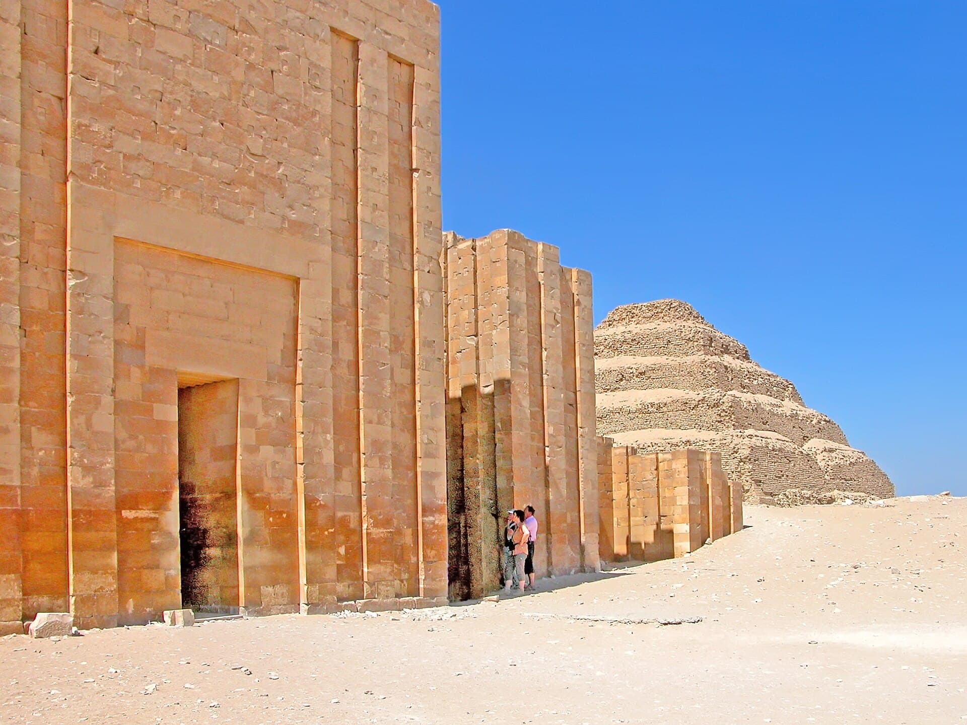 سور مجمع زوسر الحجري بتجاويفه، والهرم المدرّج خلفه.