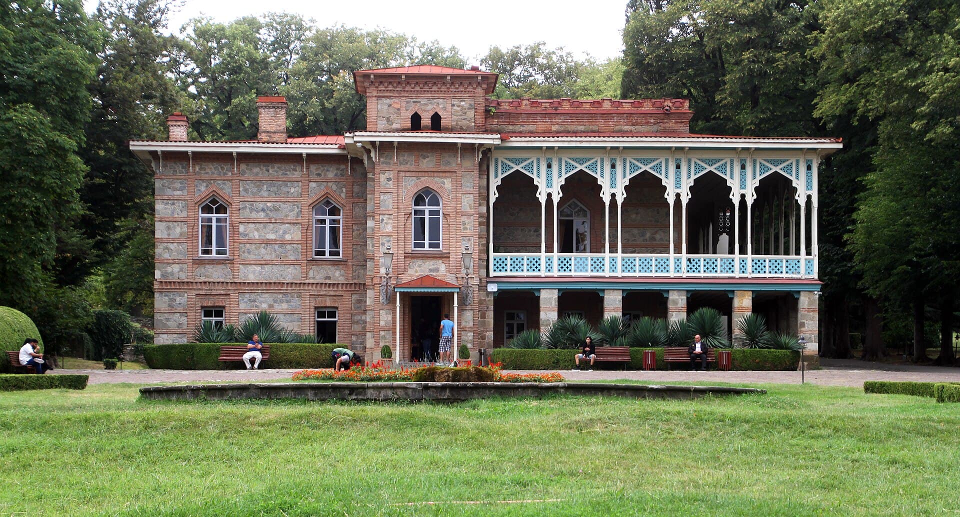 Kemerli ahşap verandası ve çimenliğiyle Tsinandali sarayı.