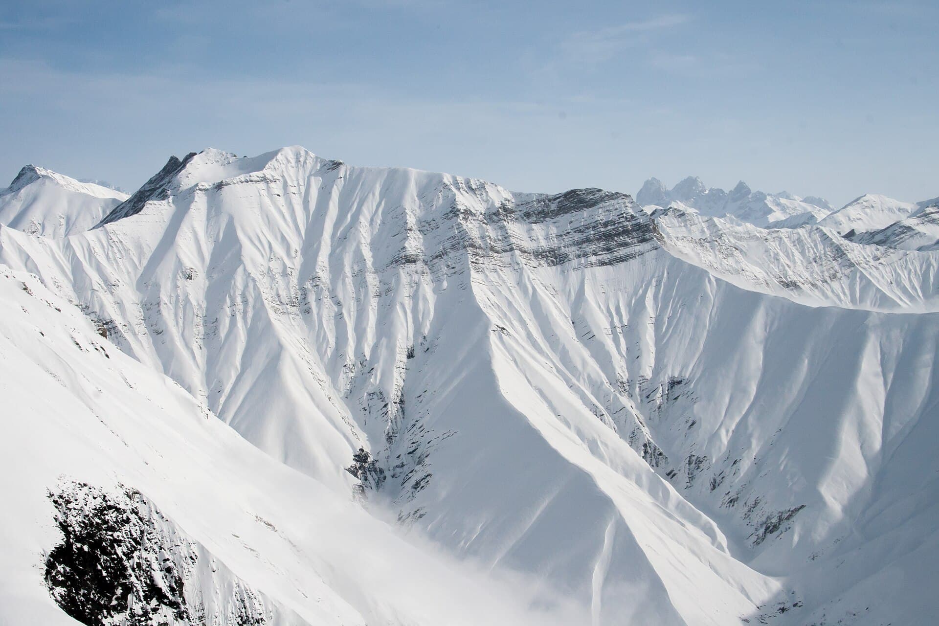 Weiße, verschneite Hänge oberhalb von Gudauri.