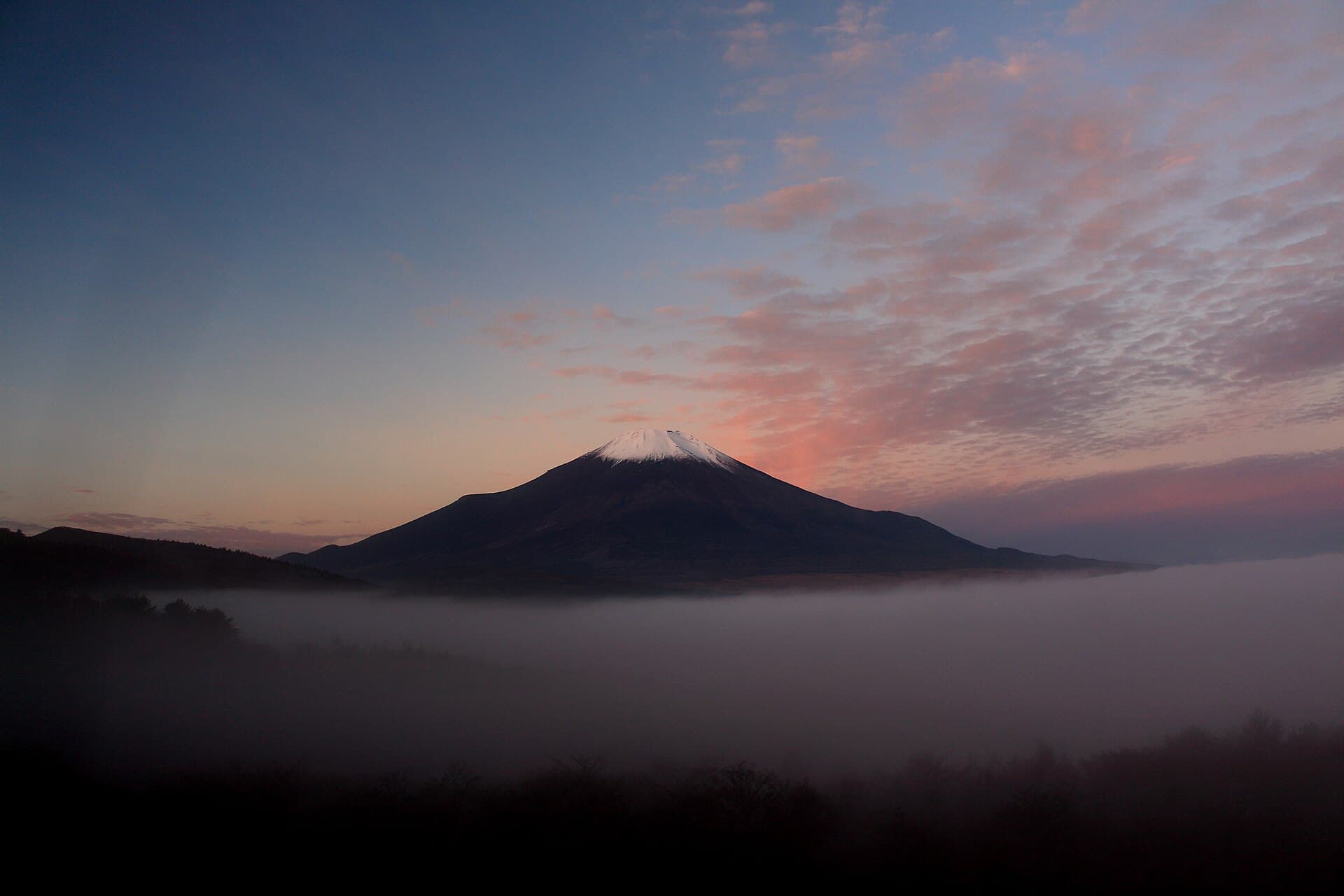 Yamanaka Gölü’nü örten sis ve onun üstünde duran Fuji.