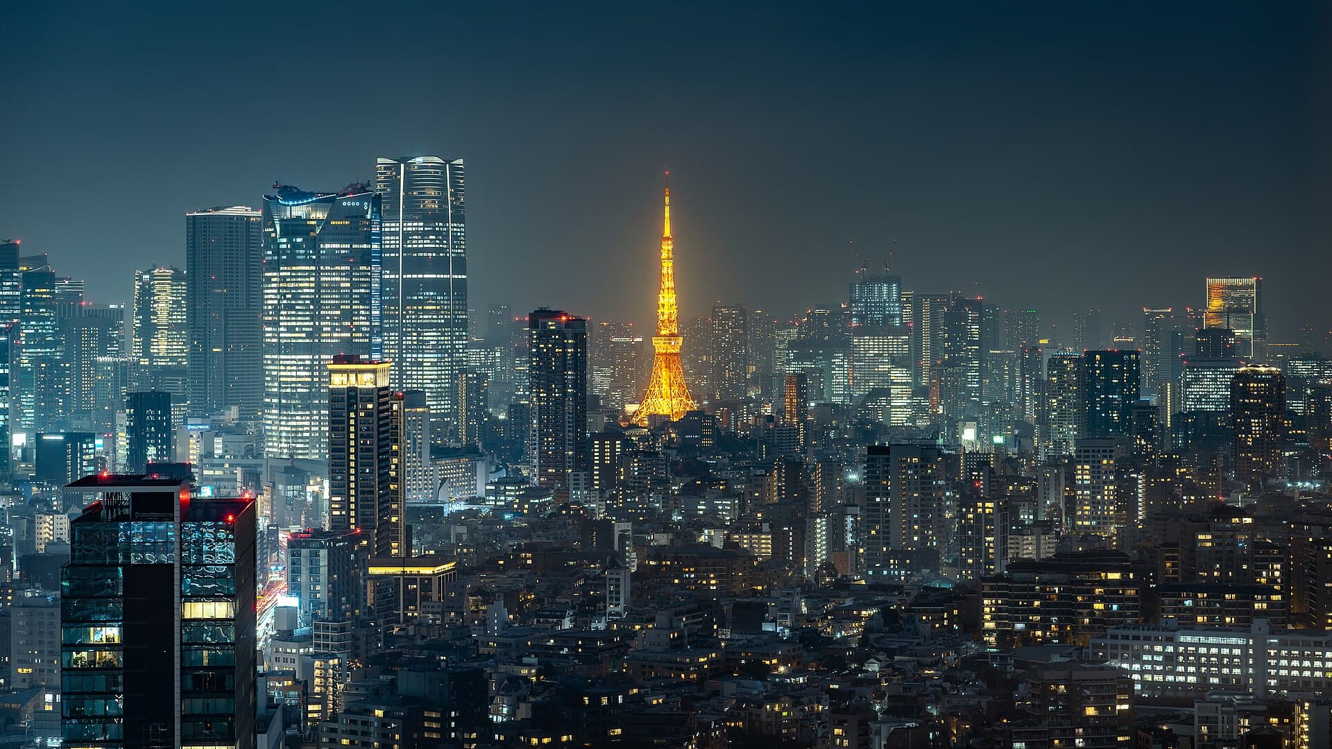 Der orange-weiße Tokyo Tower über dem Bezirk Minato.