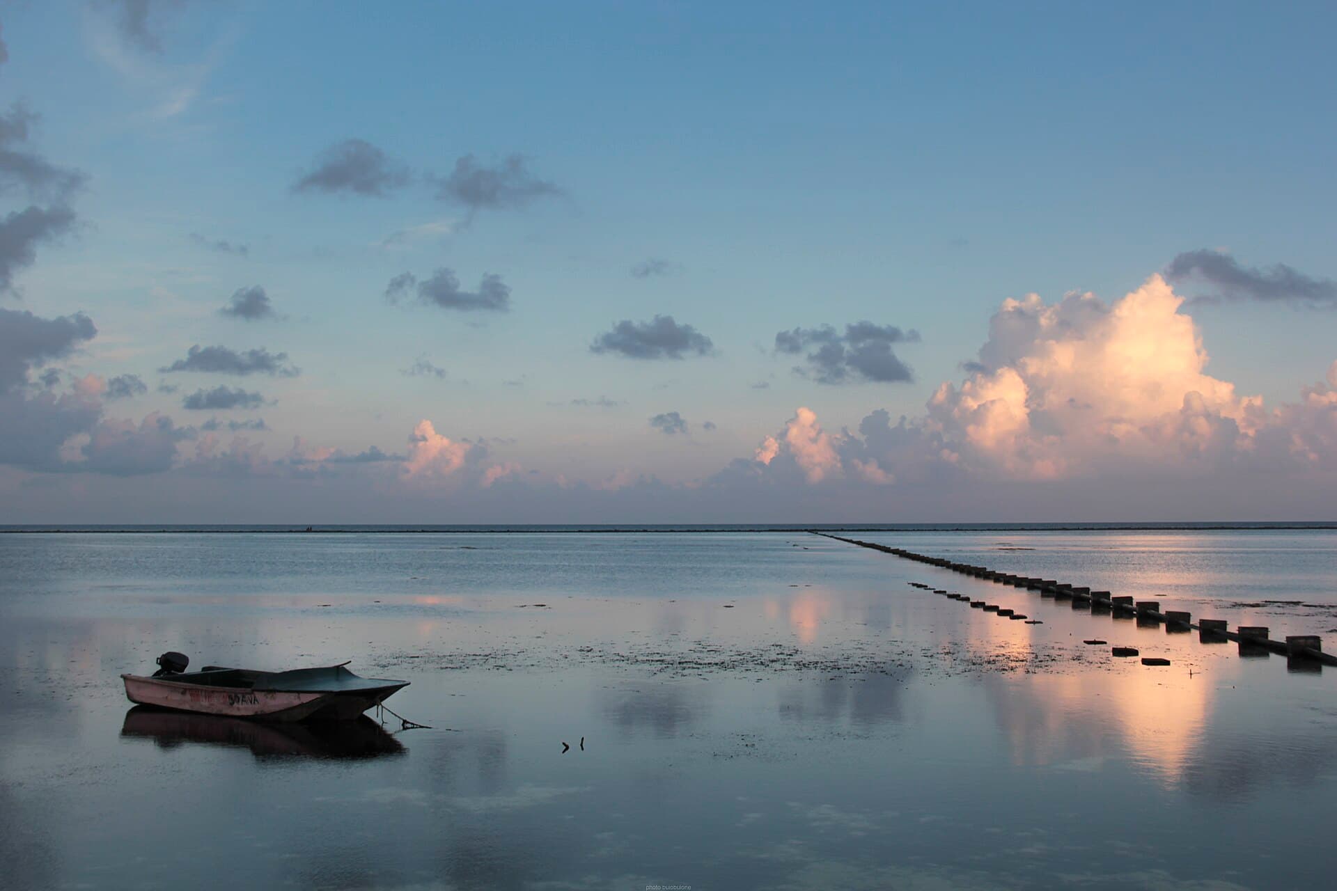 Weiter Blick auf Maafushi und die umliegenden Inseln von Kaafu aus geringer Höhe.