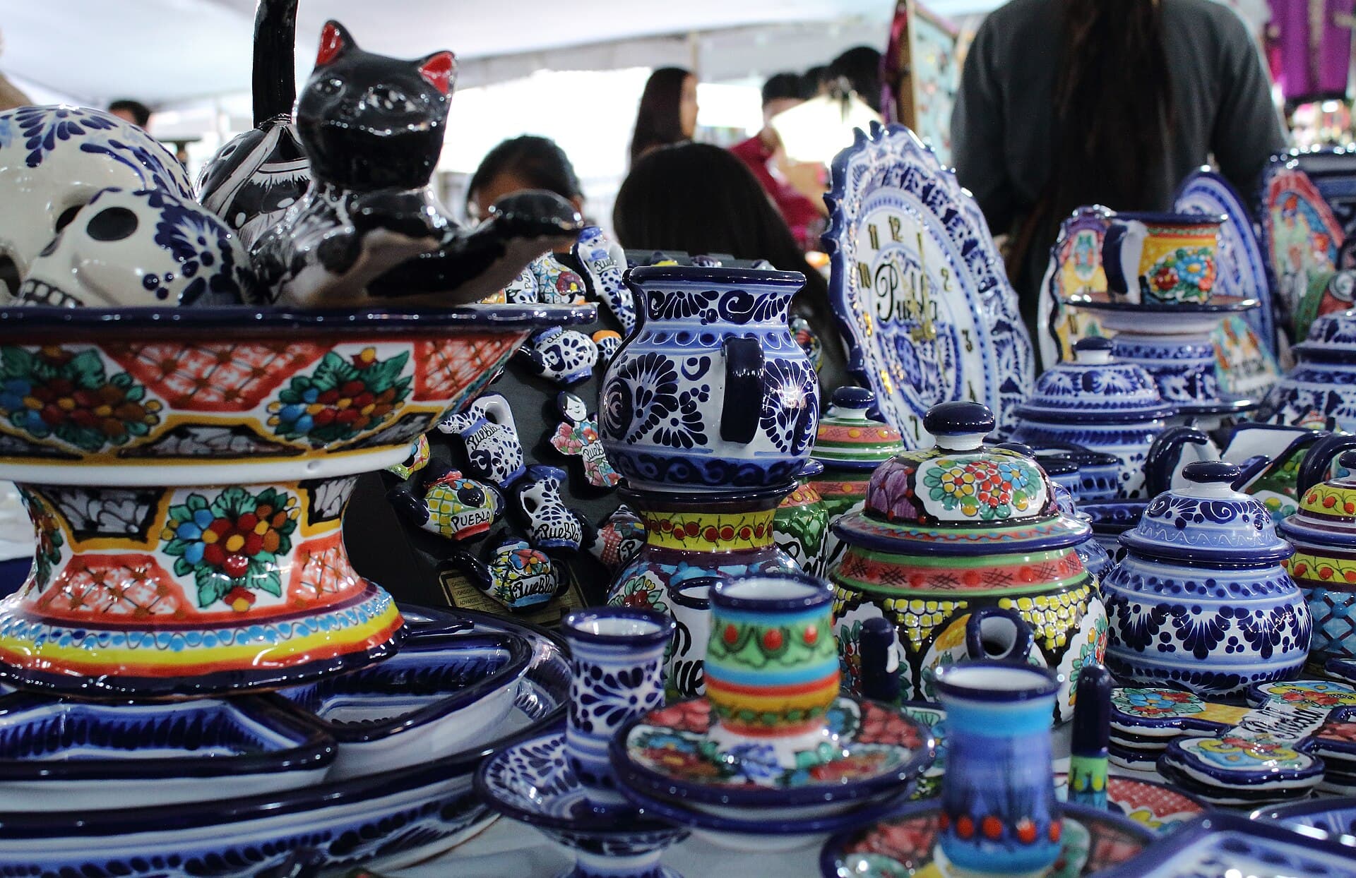 Blau-weiß bemalte Teller und Krüge auf einem Kunsthandwerksmarkt in Puebla.