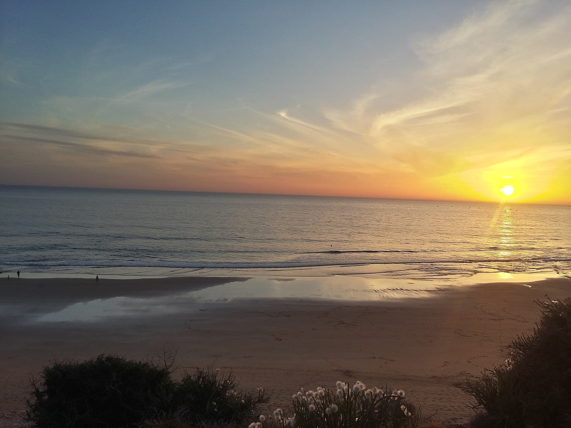 Die Sonne geht bei Taghazout über dem Atlantik unter.