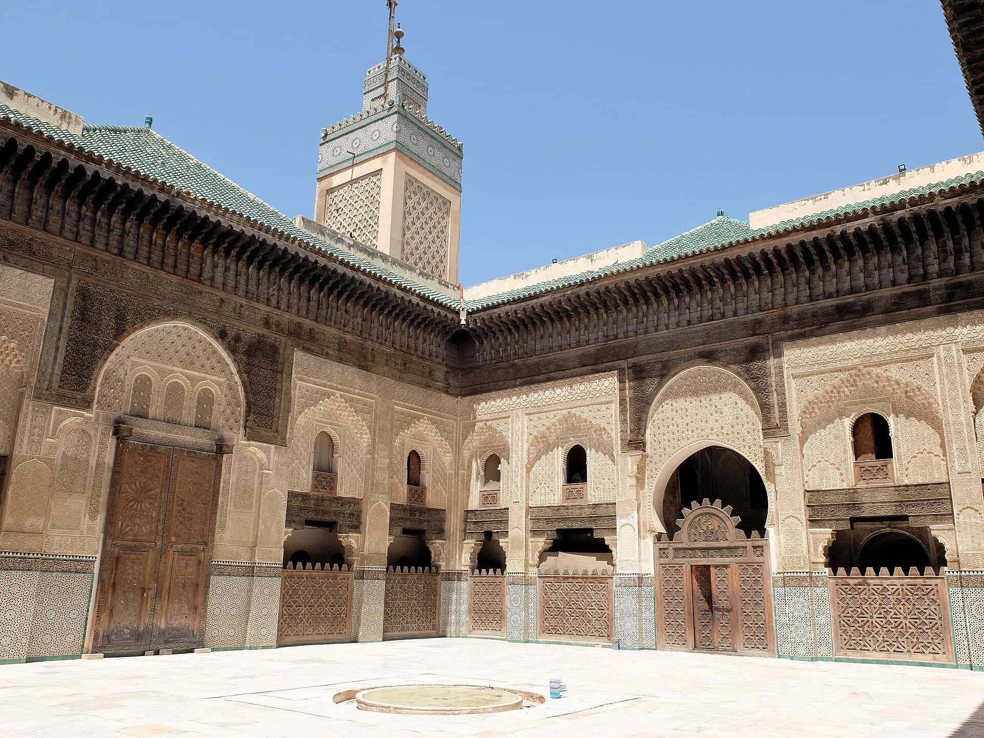 Der Hof der Medersa Bou Inania mit Stuck und Holzschnitzerei, darüber das Minarett.