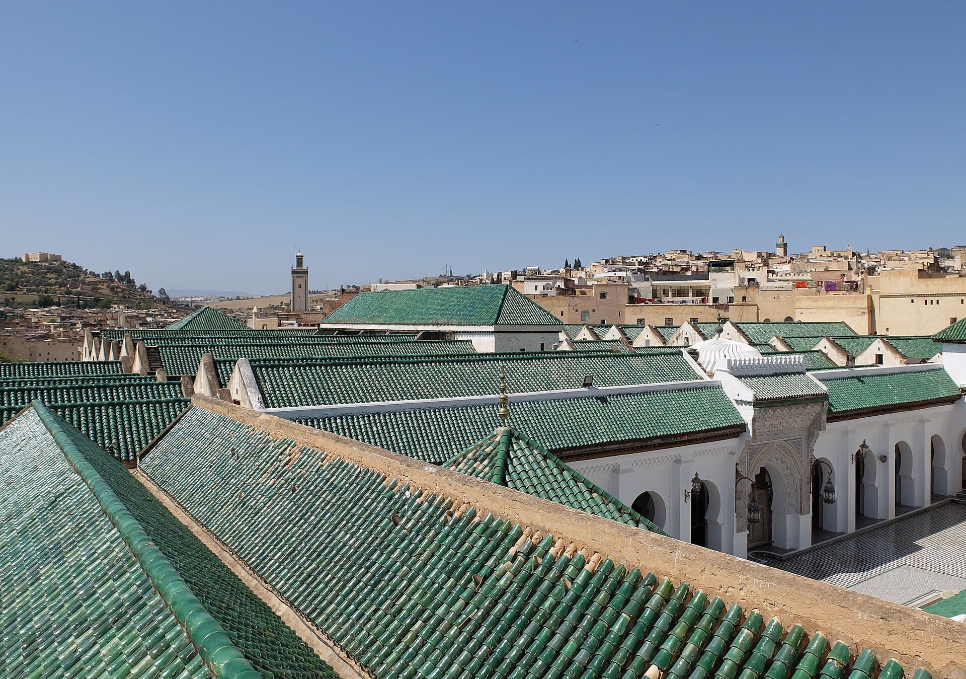 Die grün gedeckten Dächer von al-Qarawiyyin mitten in der Altstadt.