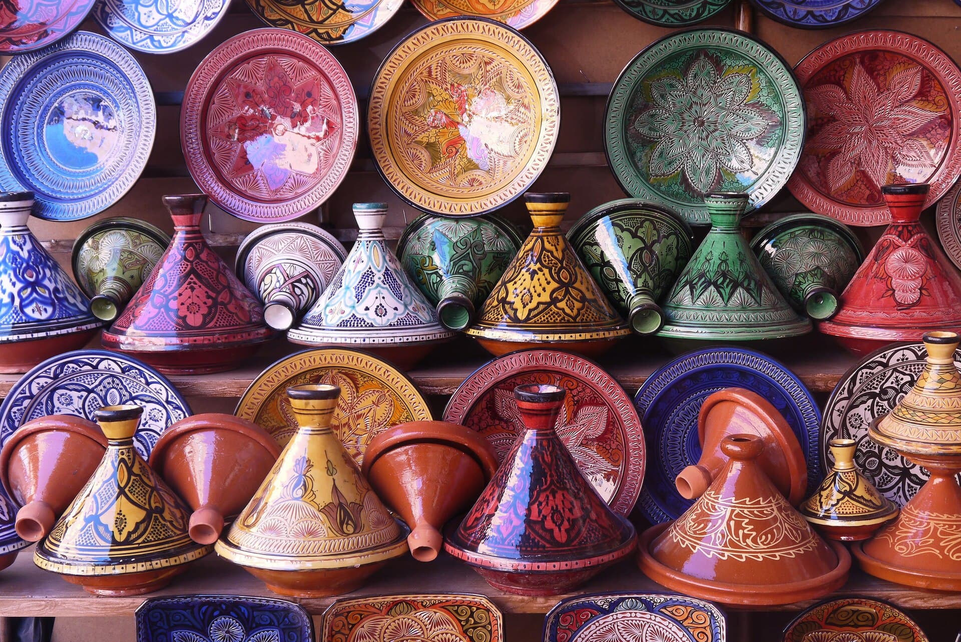 Bemalte Tajine-Töpfe aus Ton, gestapelt in einem Töpferladen.