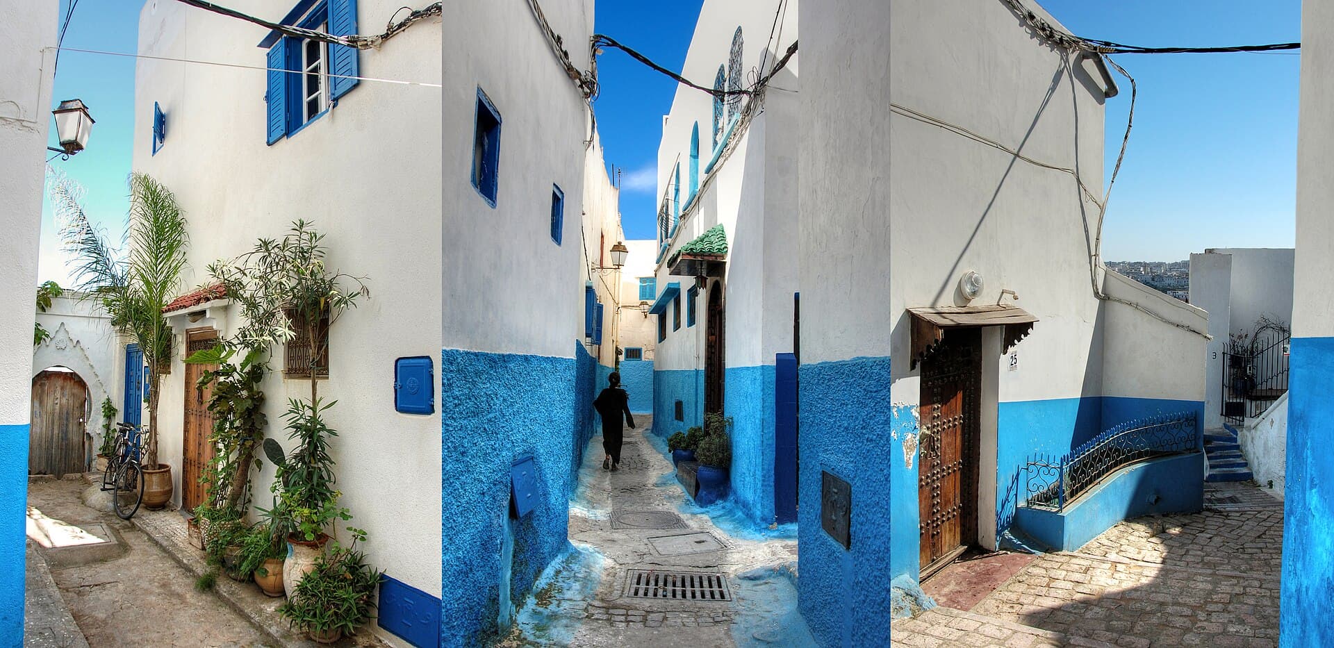 Eine Gasse in der Kasbah der Oudaya mit weißen, unten blau gestrichenen Mauern.