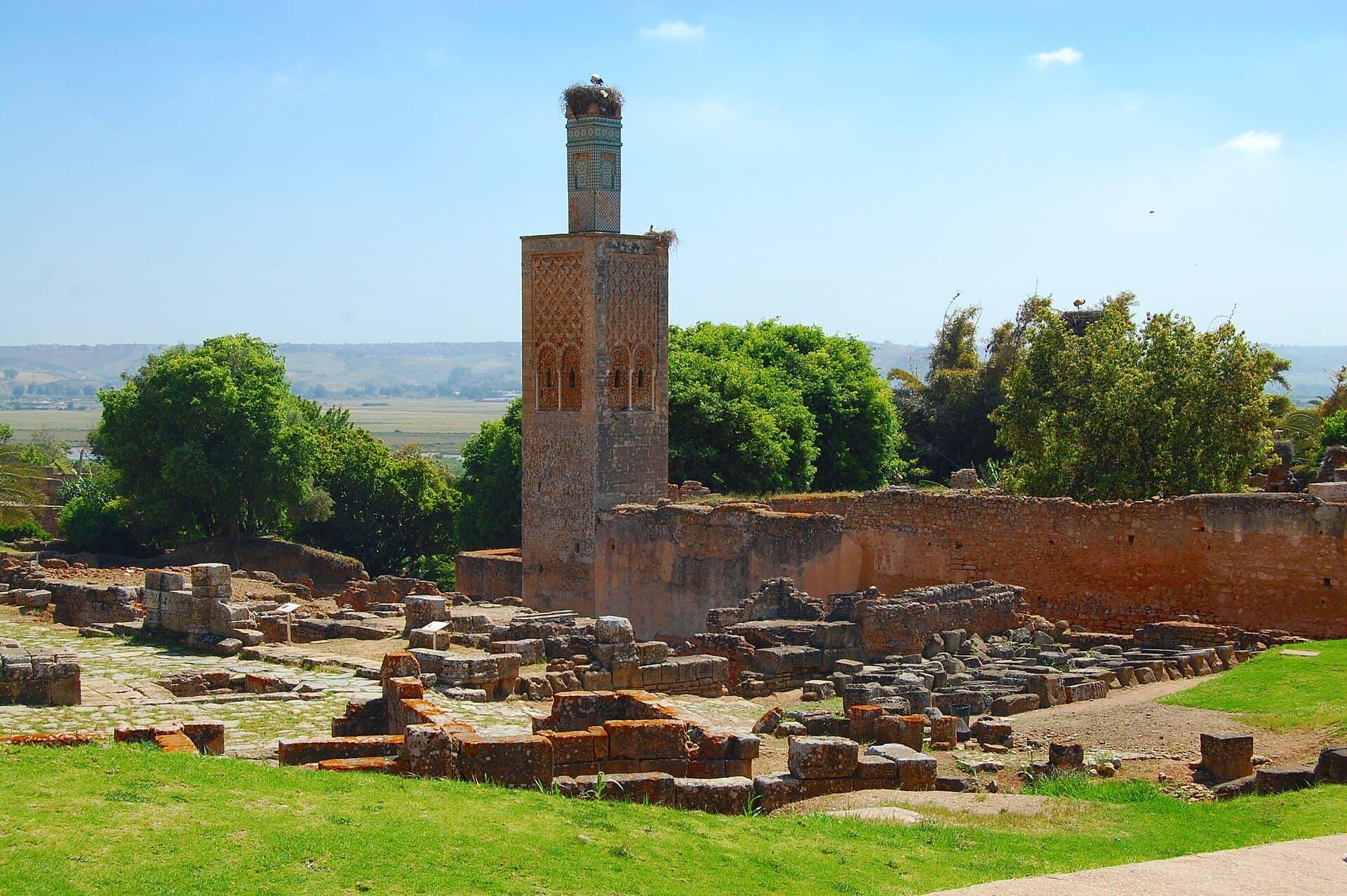 Die Ruinen von Chellah mit ihrem Minarett zwischen Bäumen in Rabat.