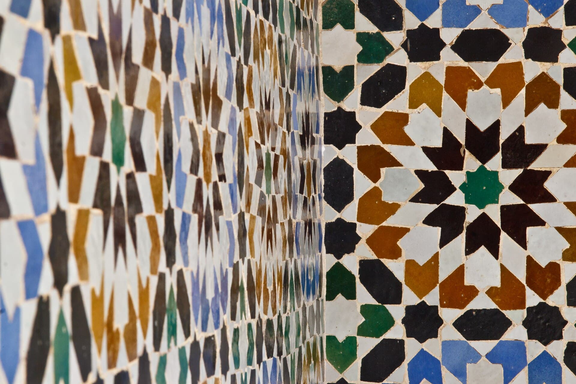 Mavi, sarı, yeşil ve siyah ışınsal geometrik yıldızlı zellij.