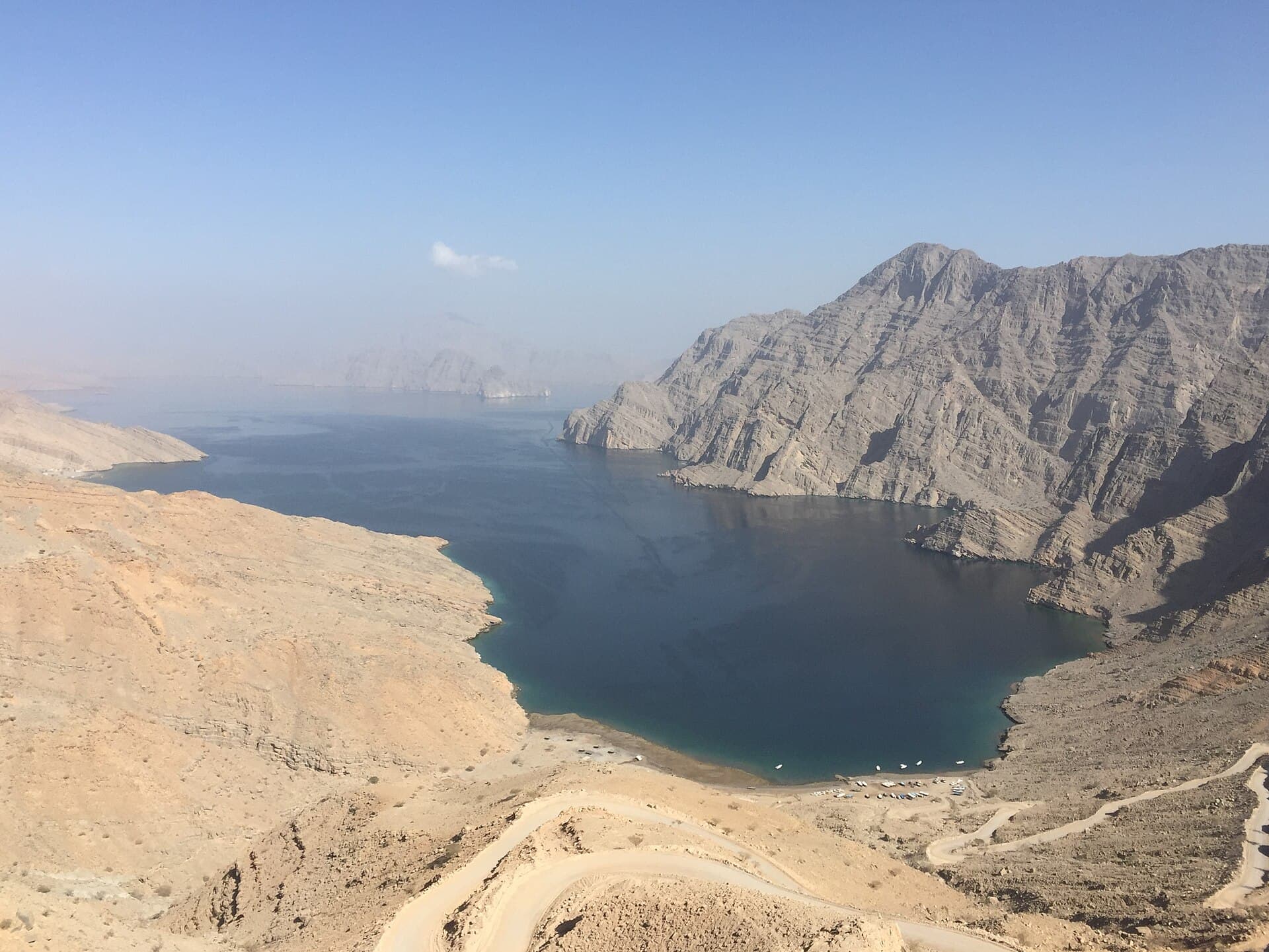 خليج طويل بين جبال مسندم الجرداء من الأعلى.