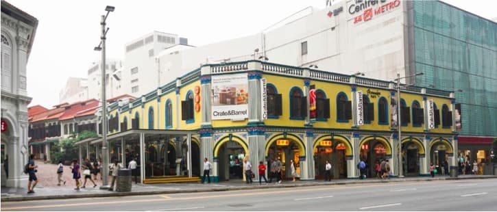 Комплекс Peranakan Place с яркими историческими фасадами.