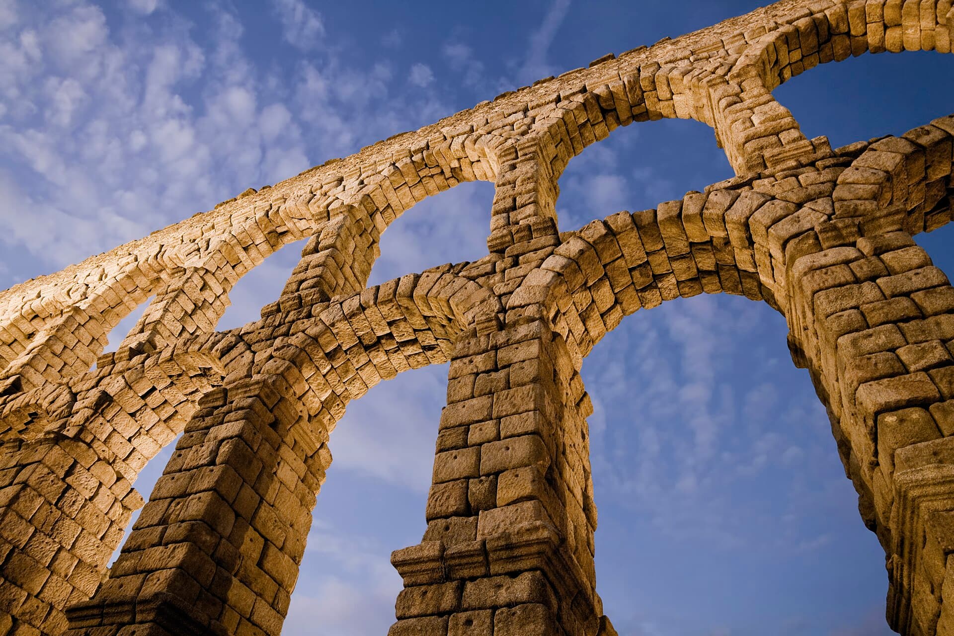 Der Aquädukt von Segovia, eine lange Reihe steinerner Bögen unter der Wasserrinne.