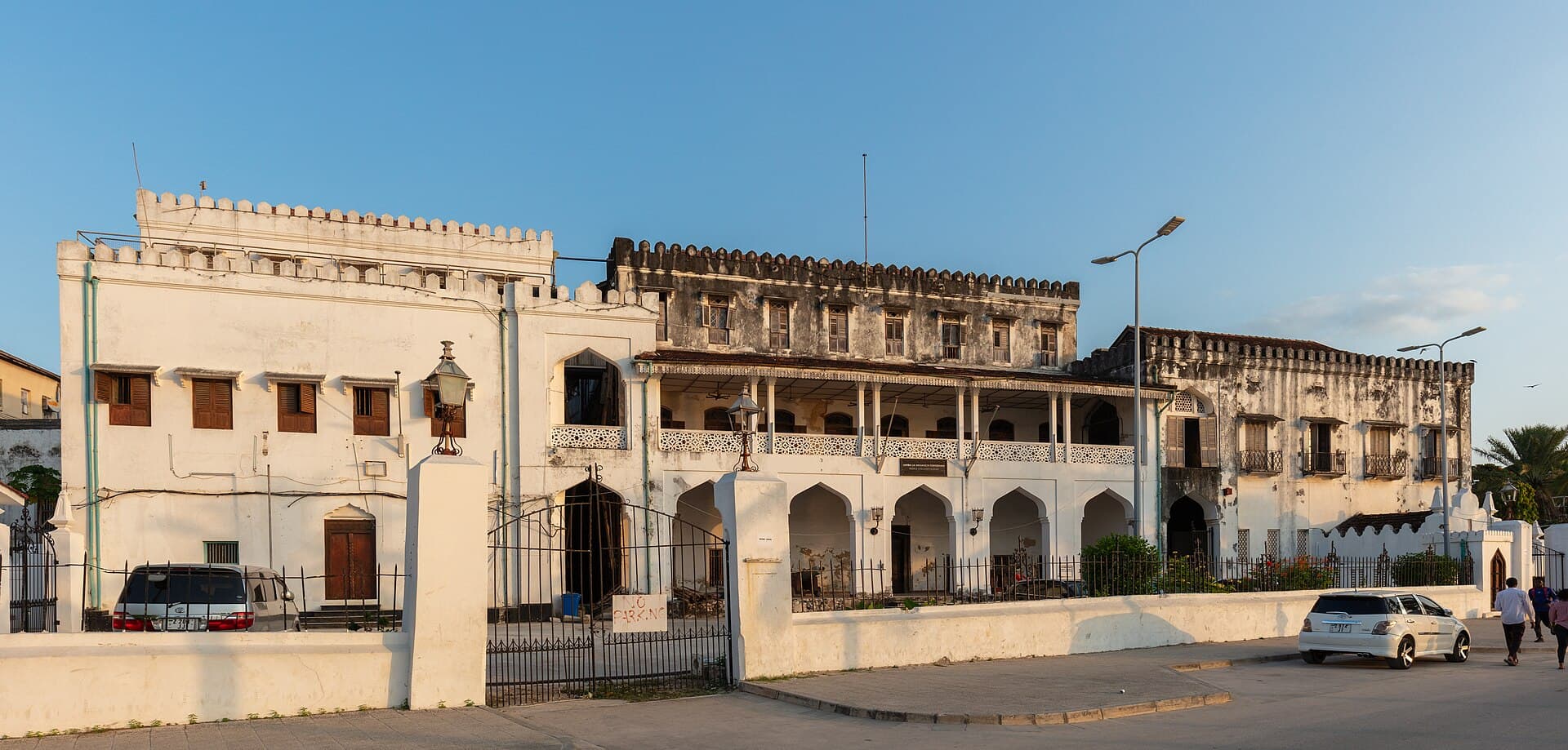 Sultanpalast an der Stone-Town-Seefront, langes Küstengebäude.