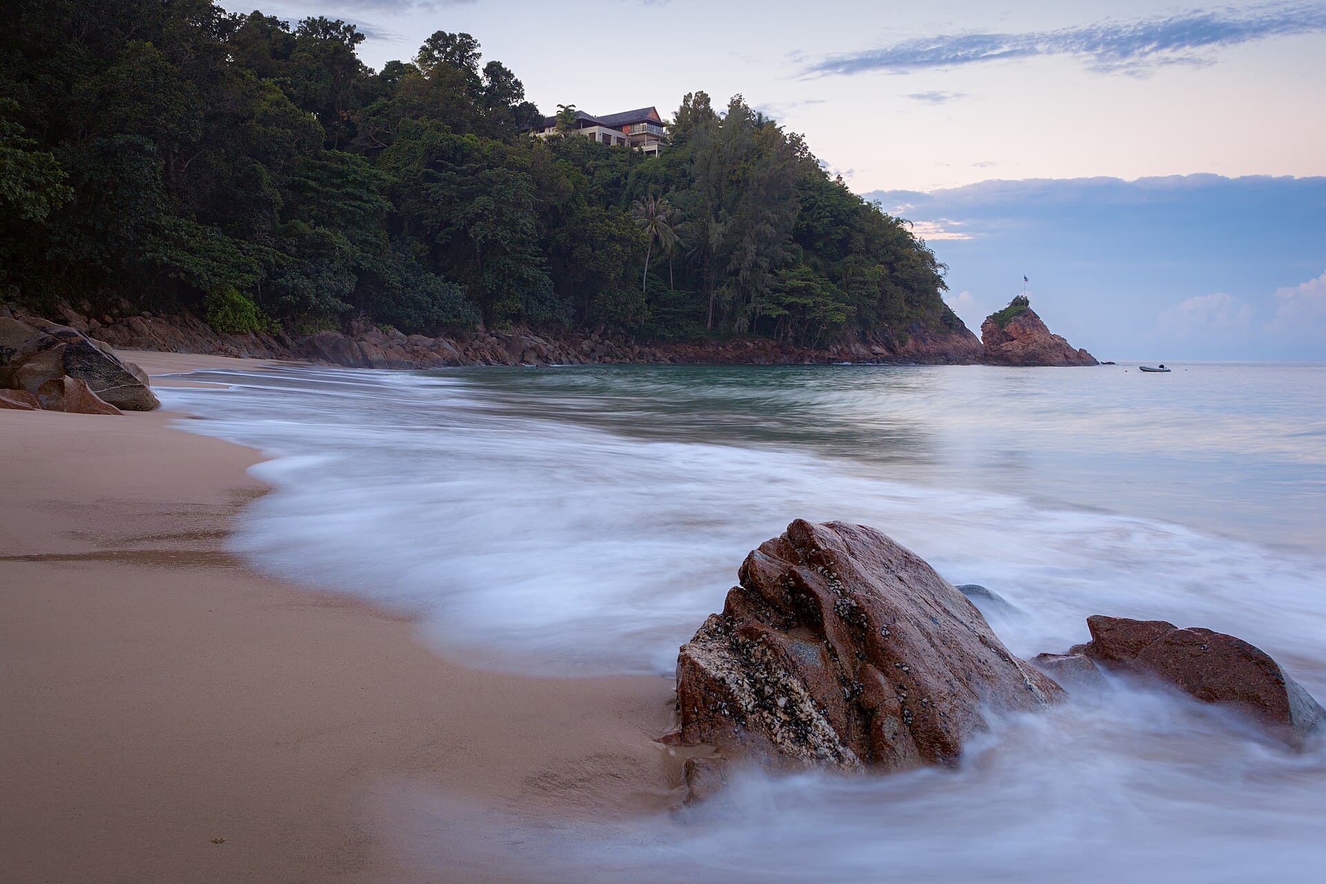 Heller Sand und klares Wasser entlang des Ufers von Phuket.