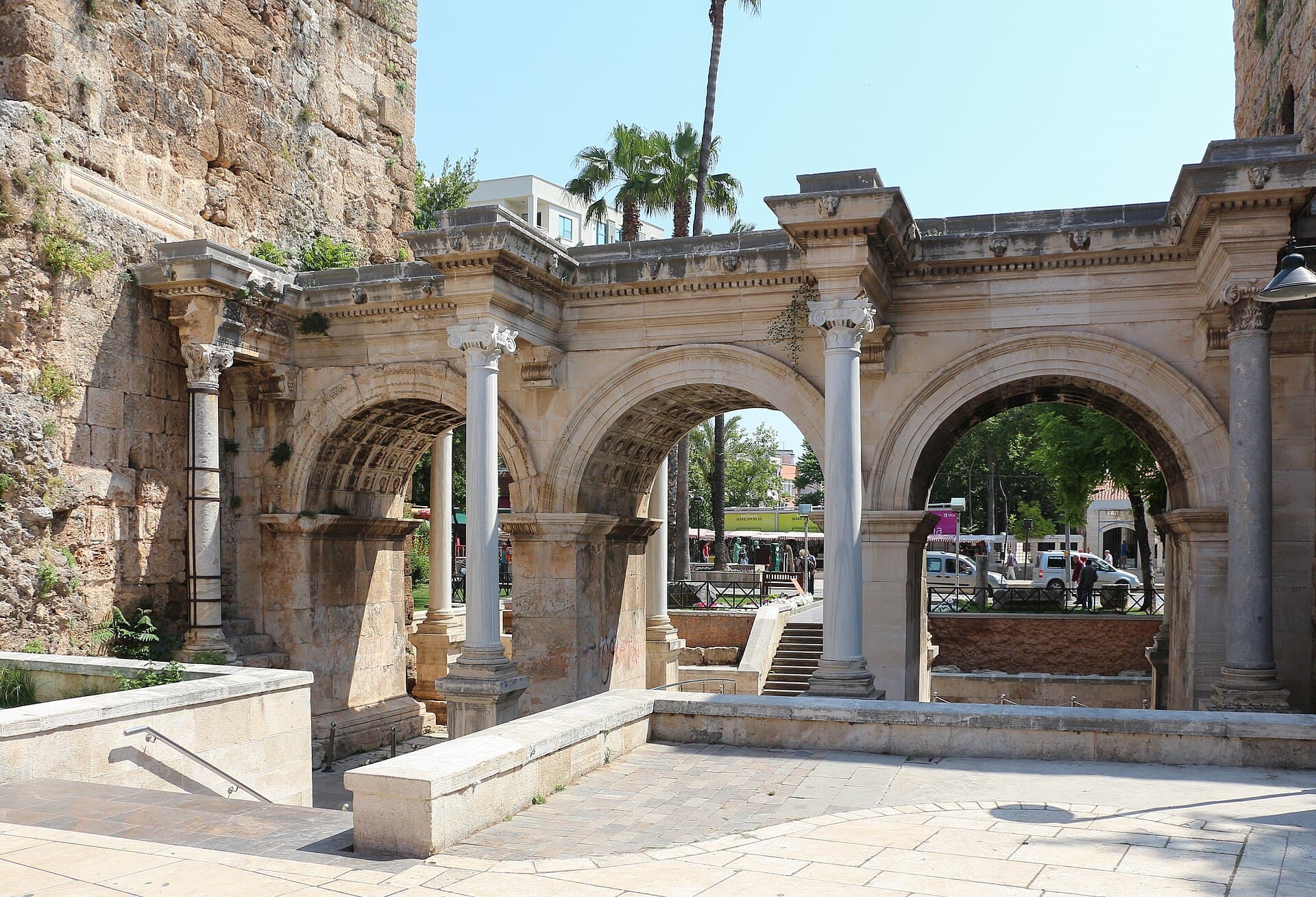 Die drei Bögen und Säulen des römischen Hadrianstors in Antalya.
