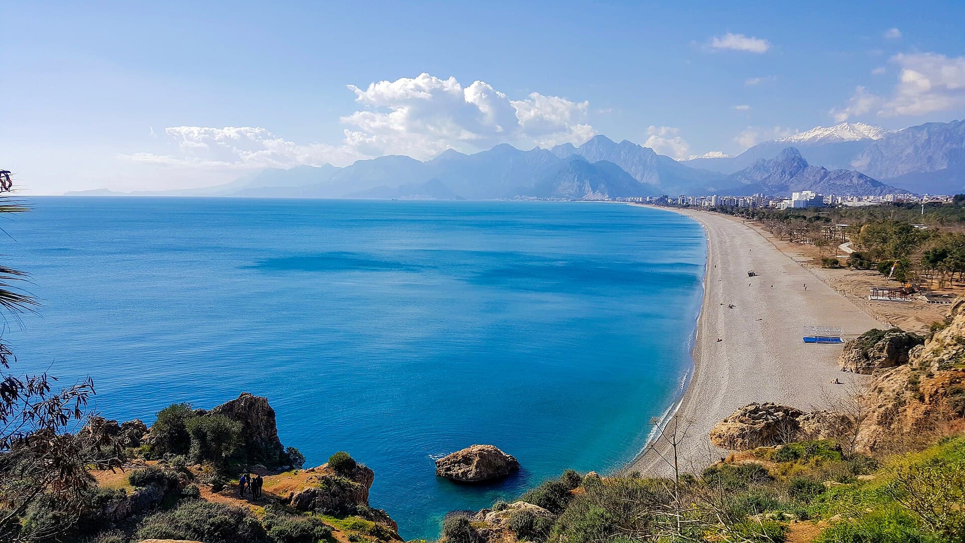 Der Konyaaltı-Strand am blauen Golf vor dem Taurusgebirge, von den Klippen aus gesehen.