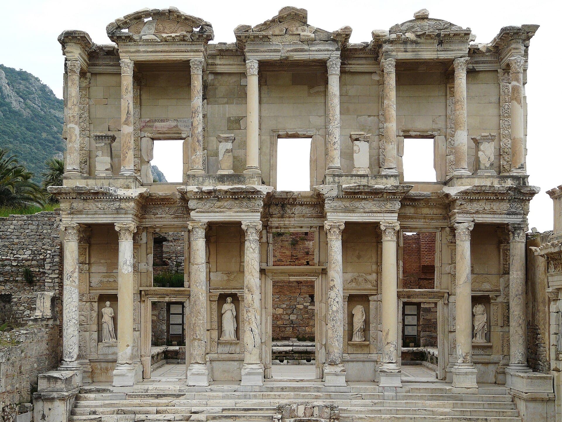 Die Celsus-Bibliothek von vorn, mit Säulen und Statuen in den Nischen.