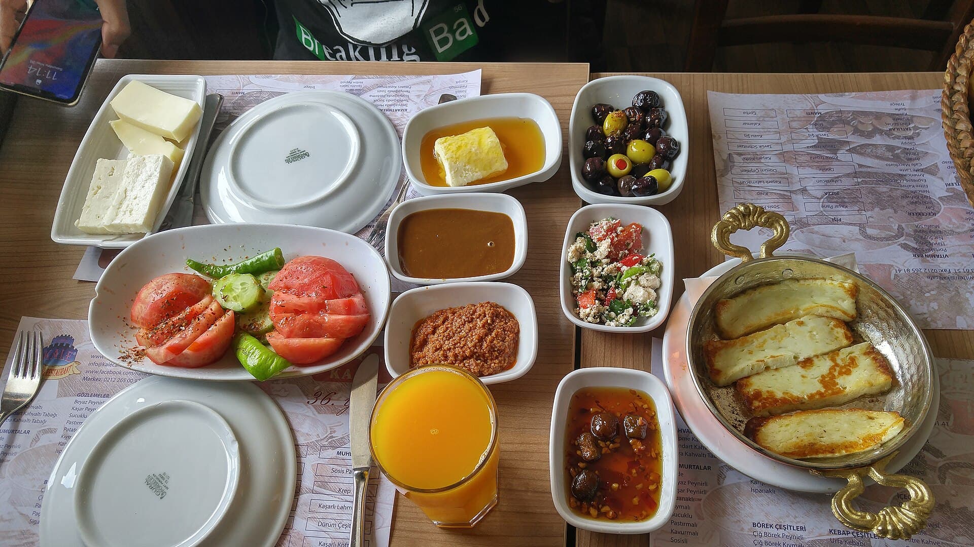 Kleine Schälchen eines Istanbuler Frühstücks: Tomaten, Gurken, Oliven, Honig und geröstetes Brot.