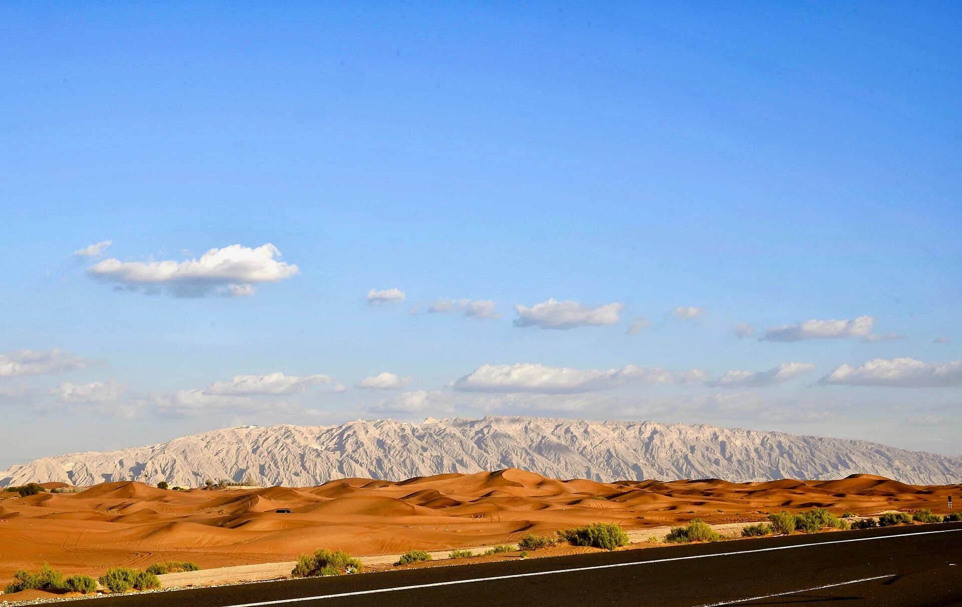 جبل حفيت الصخري من جانبه، فوق سهل العين.