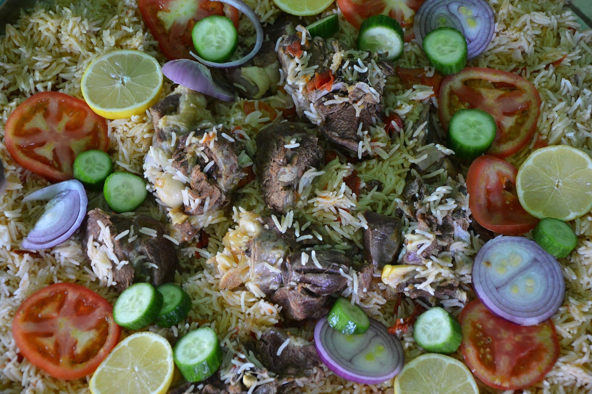 Рис с мясом и пряностями в стиле мачбуса со свежими овощами.