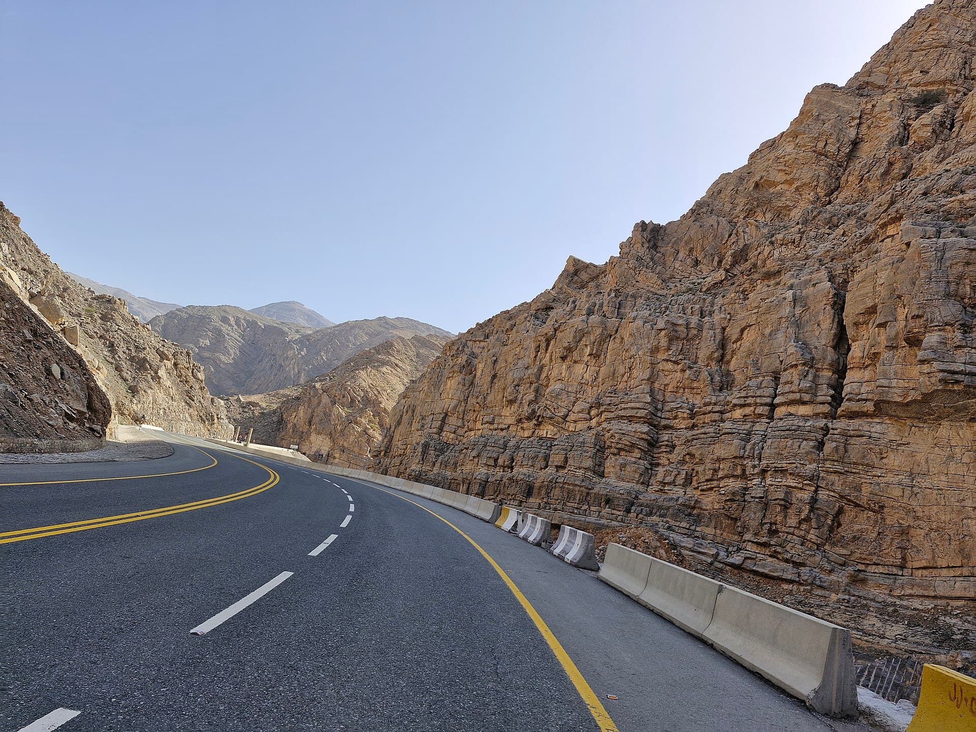طريق جبل جيس يلتف بين الصخور في رأس الخيمة.