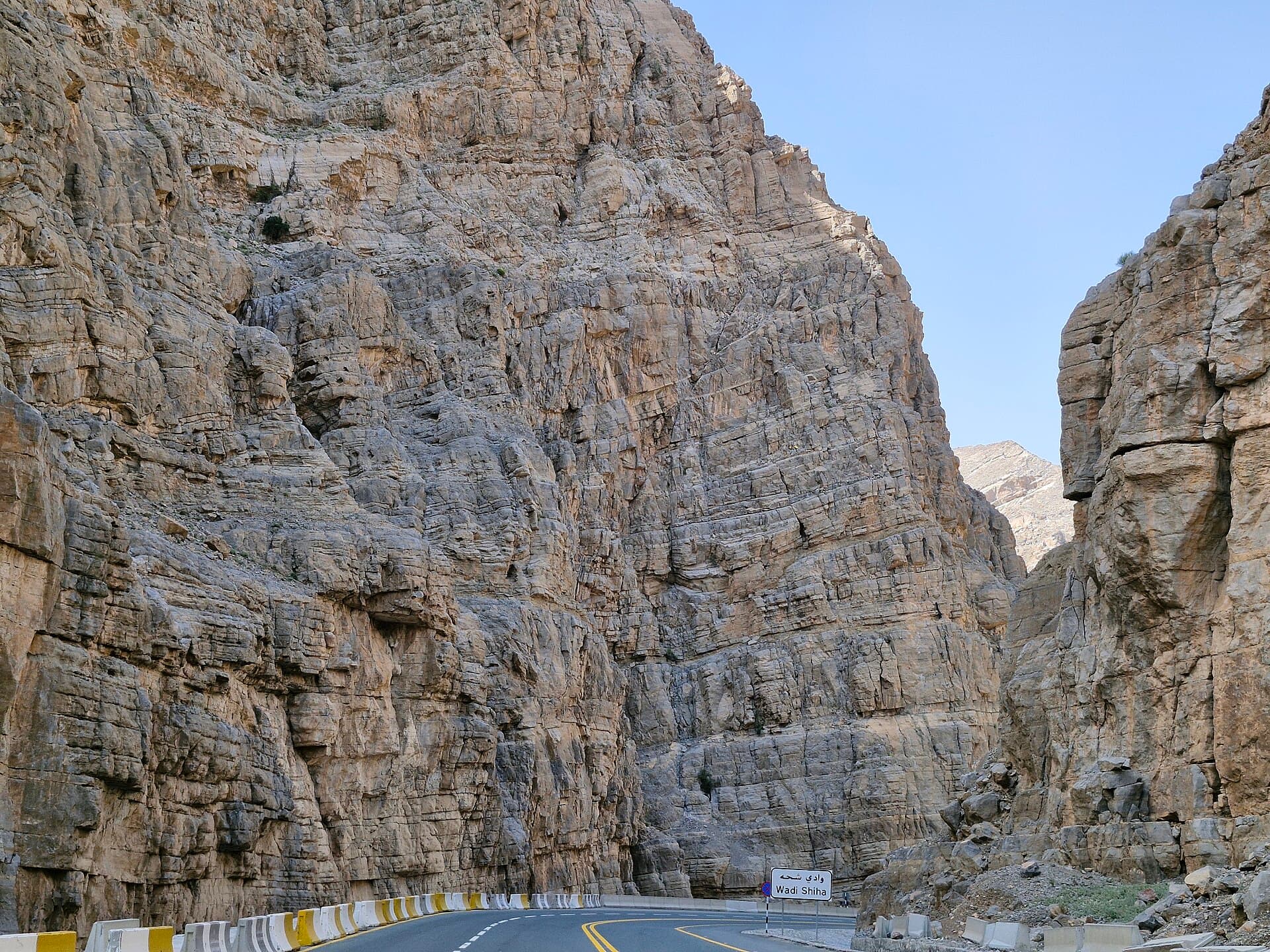 Die Kehren der Jebel-Jais-Straße und das umliegende Hadschar-Gebirge.