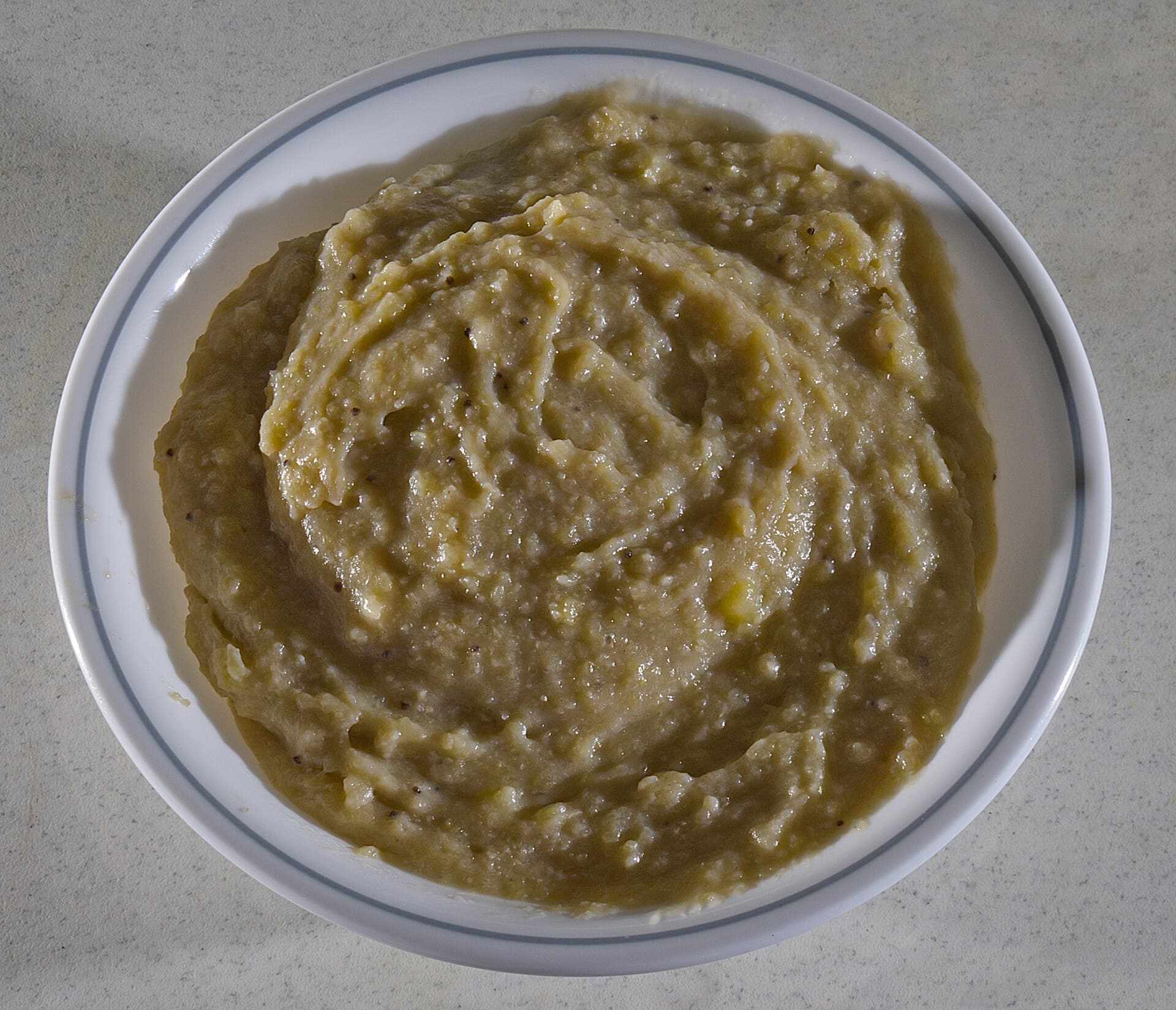 Dominikanisches Mangú aus gestampfter grüner Banane mit eingelegten Zwiebeln.