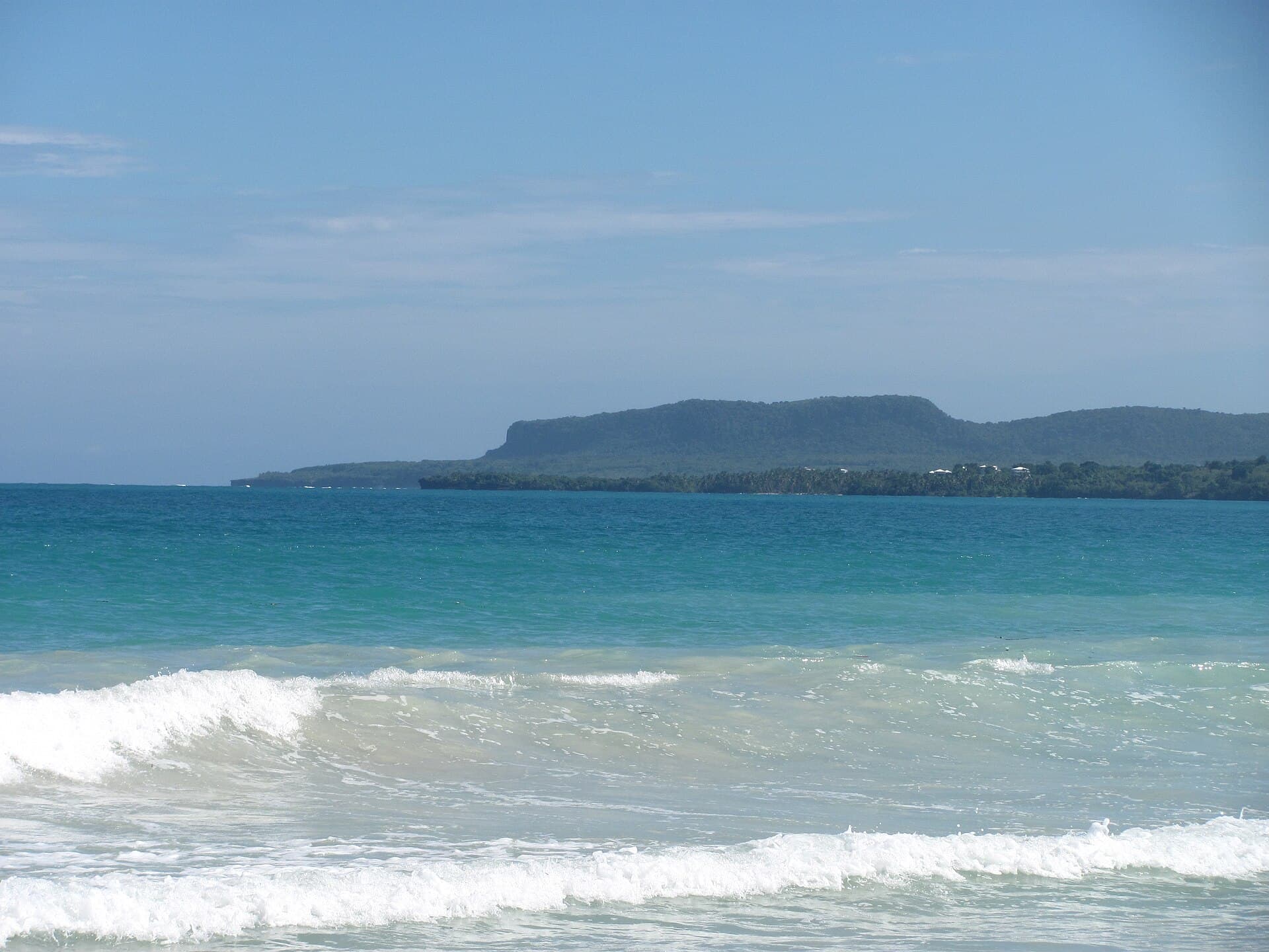 Felsiges Kap Cabo Samaná über dem Atlantik.