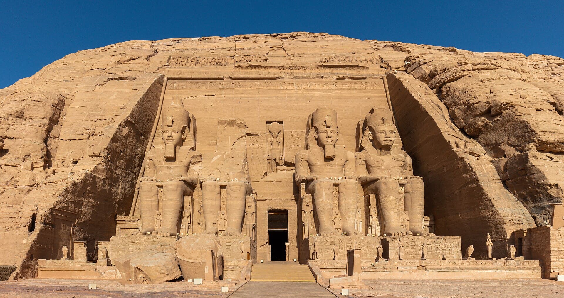 Die Fassade des Großen Tempels von Abu Simbel mit vier in den Berg gehauenen Sitzkolossen.