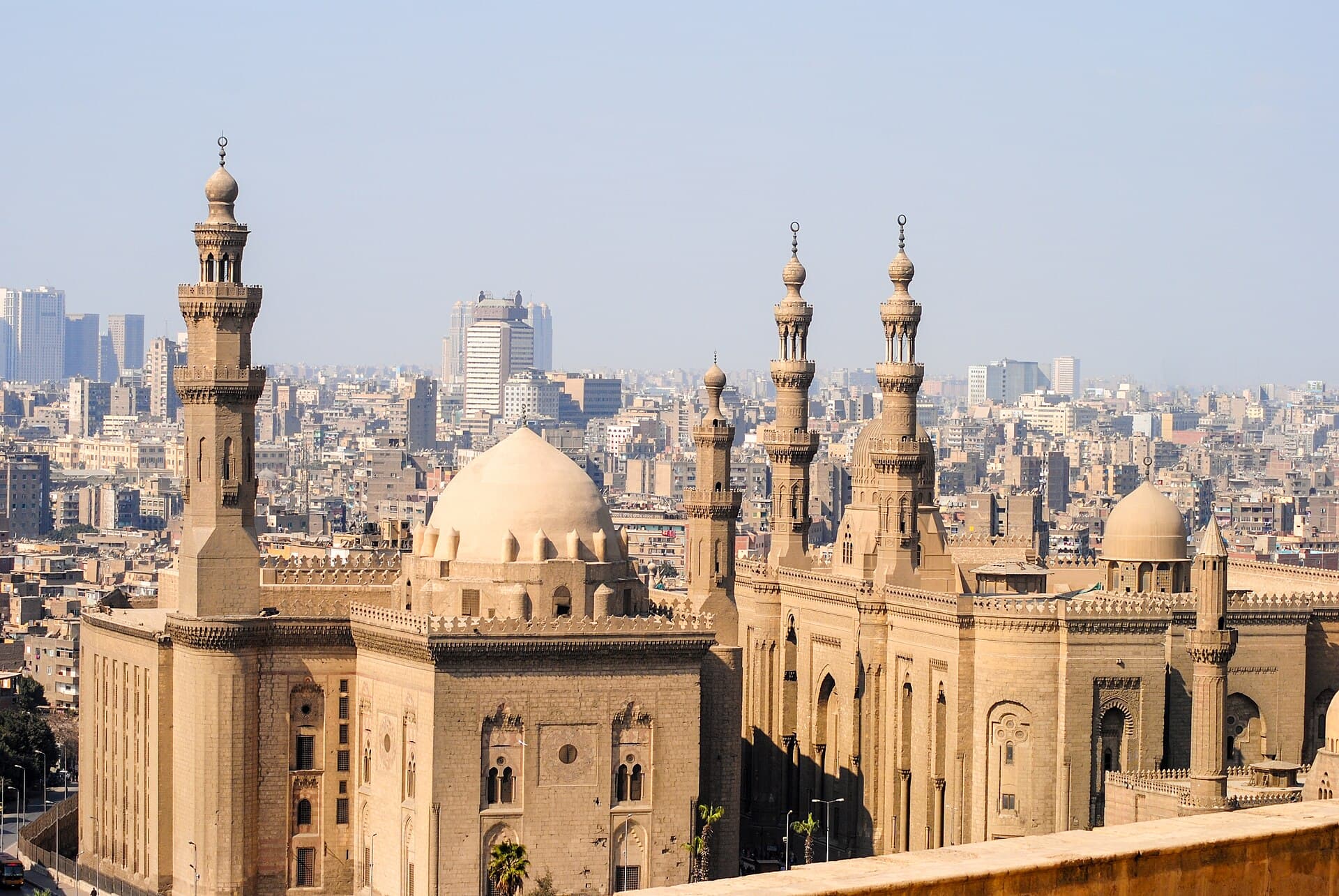 Die Sultan-Hasan- und die Rifai-Moschee mit Kuppeln und Minaretten über Kairo.