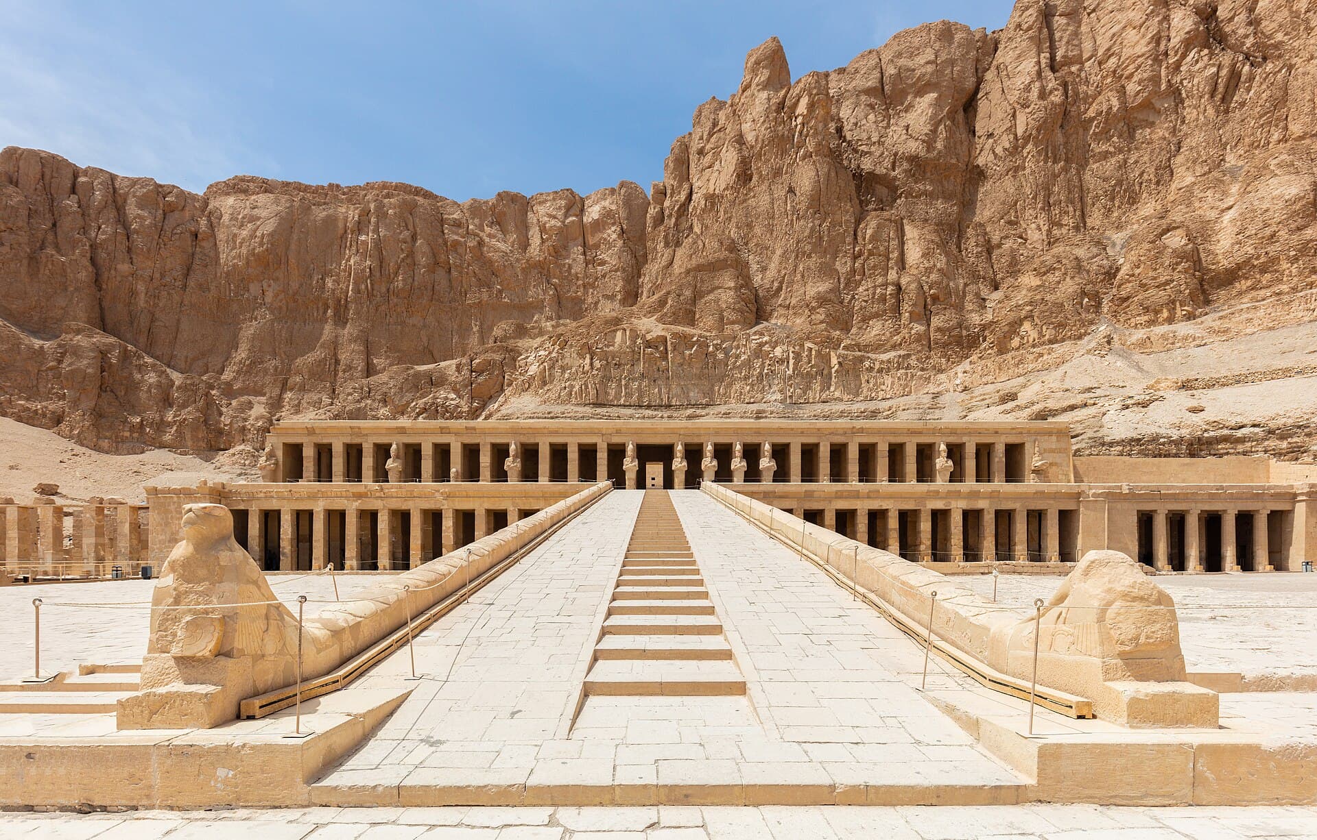 Die drei Terrassen des Tempels der Hatschepsut unter den Felswänden von Deir el-Bahari.