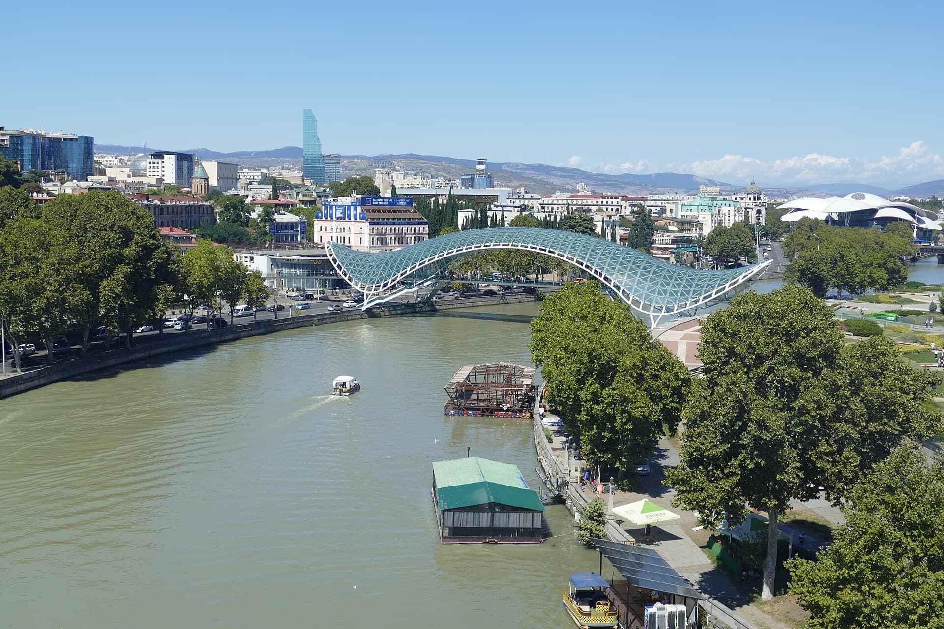 Die geschwungene Friedensbrücke über die Kura in Tiflis, am Ufer der Rike-Park.
