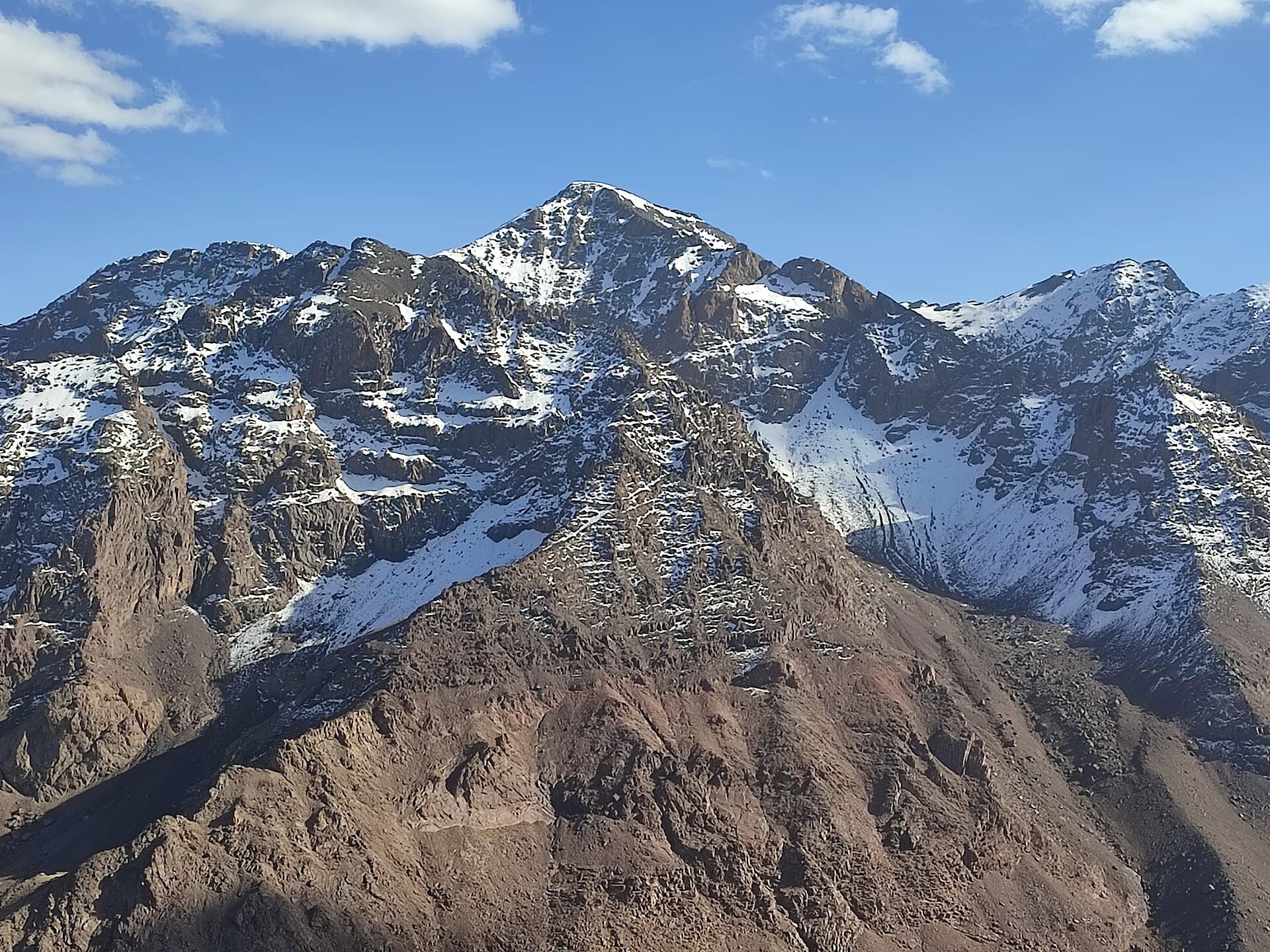Der Gipfel des Toubkal und schneebedeckte Hänge im Hohen Atlas.