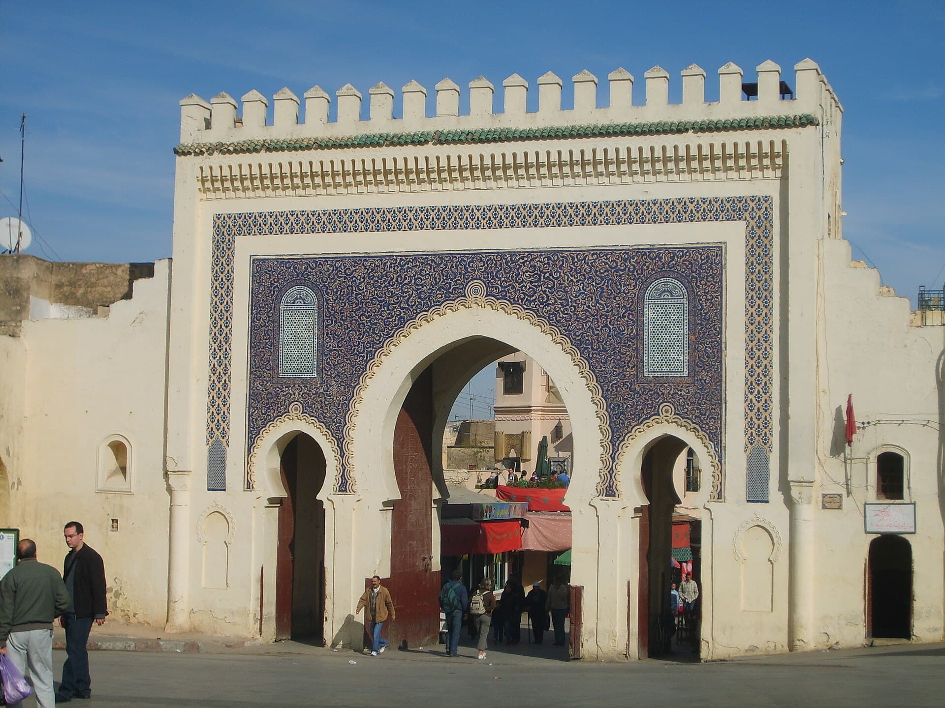 باب بوجلود بواجهته المكسوة بالبلاط الأزرق وأقواسه الثلاثة.