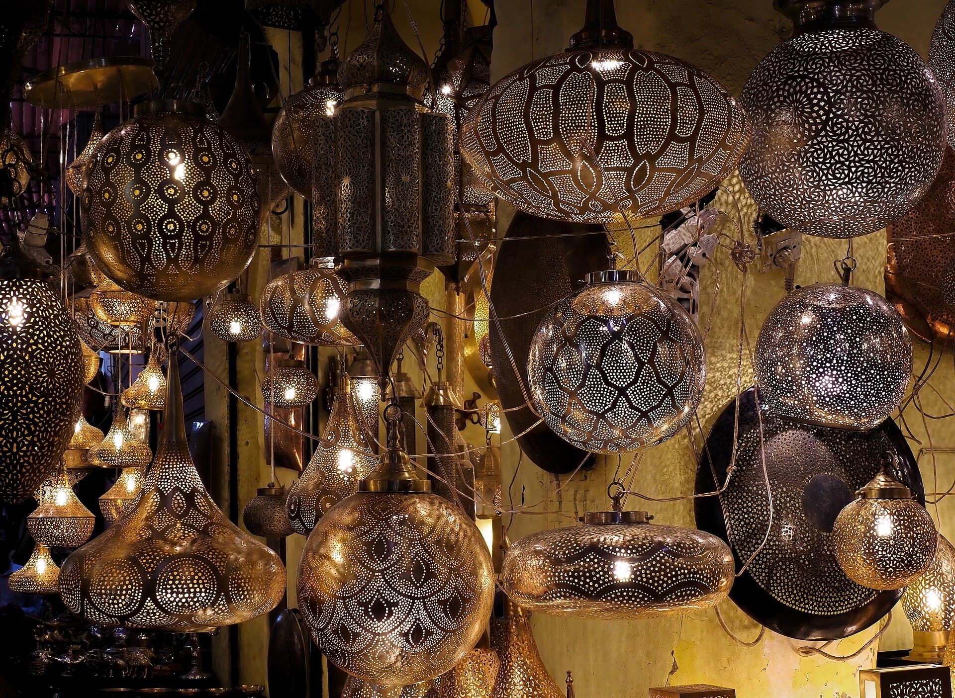 Metalllaternen, die im Schmiedesouk von Marrakesch hängen.