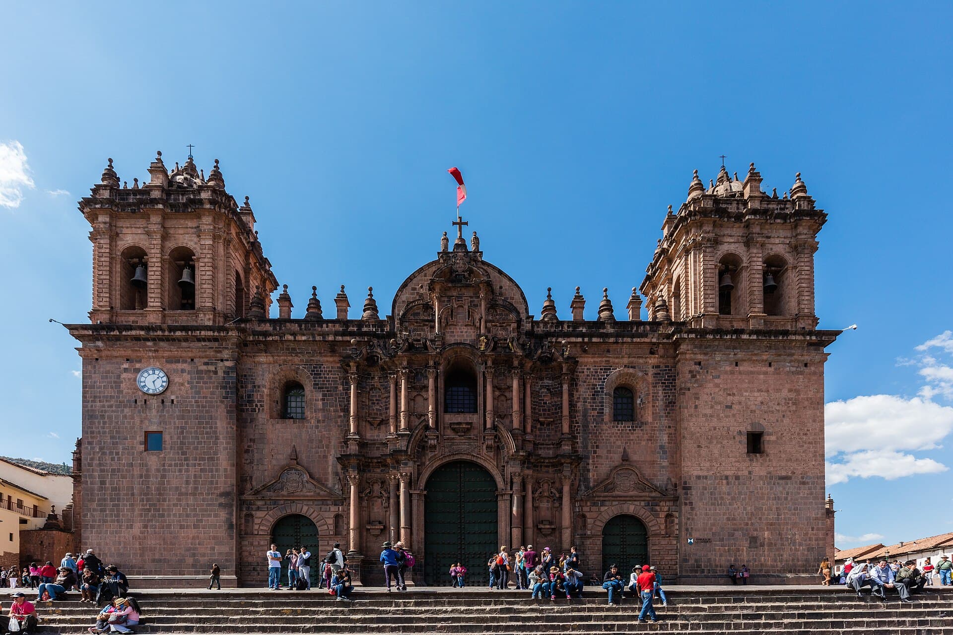 Die steinerne Doppelturmfassade der Kathedrale von Cusco über den Stufen des Hauptplatzes.