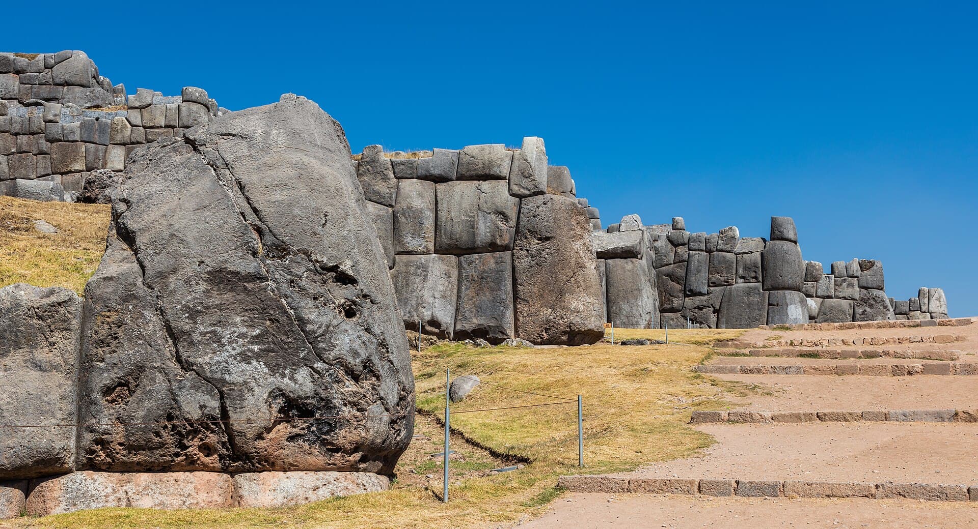 Riesige, mörtellos gefügte Felsblöcke in den Mauern von Sacsayhuamán oberhalb von Cusco.
