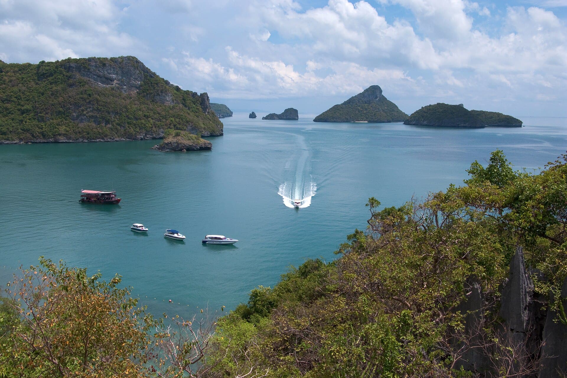 Tayland Körfezi’nde Ang Thong adaları arasında korunaklı bir koy.