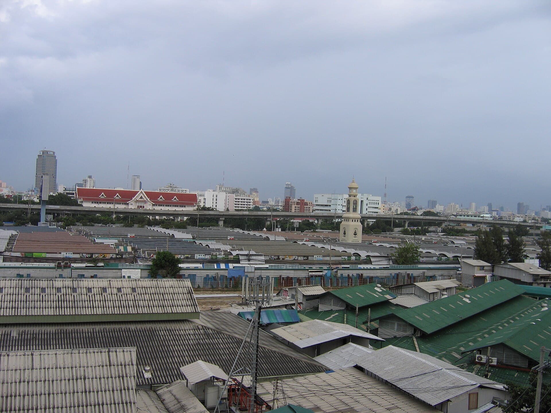 Dächer des Chatuchak-Wochenendmarkts in Bangkok unter bewölktem Himmel.