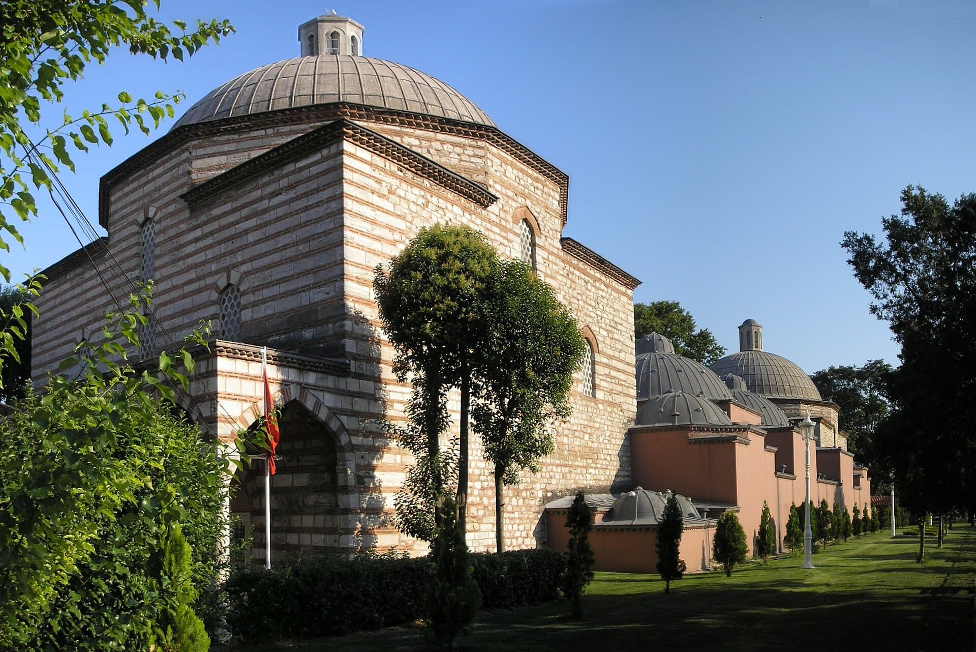 İstanbul'da ağaçlar arasında kubbeli taş yapısıyla Haseki Hürrem Sultan Hamamı.